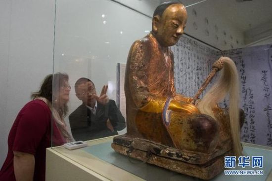 这是3月3日在匈牙利自然科学博物馆拍摄的专家研究僧人肉身宝像的资料照片。新华社发（弗尔季·奥蒂洛摄）