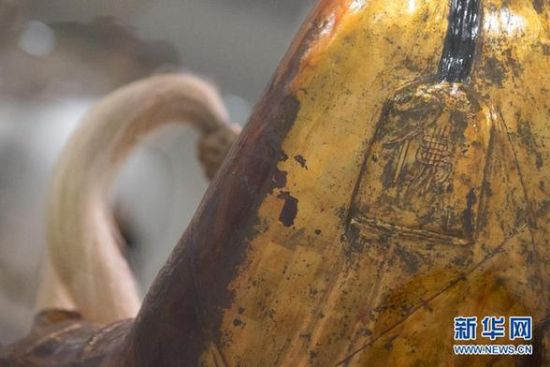 这是3月3日在匈牙利自然科学博物馆拍摄的僧人肉身宝像局部的资料照片，宝像上刻有一个“佛”字。 新华社发（弗尔季·奥蒂洛摄）