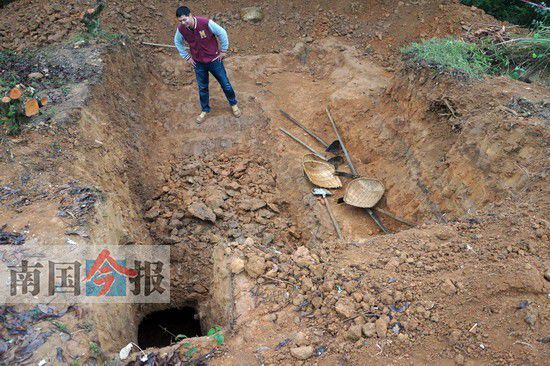图为清理发掘现场，考古人员已经挖出一个20多平方米的探方，深度接近墓室部分。记者王剑 摄