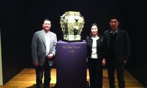 陈建明(左)、佳士得亚洲区执行董事长魏蔚(中)、谭国斌在纽约佳士得与皿方罍合影