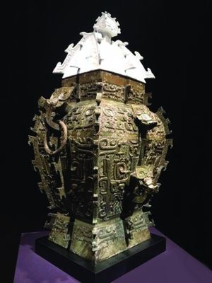 3D打印的“皿天全”罍盖（现藏湖南省博物馆）模型与皿方罍器身现场对比