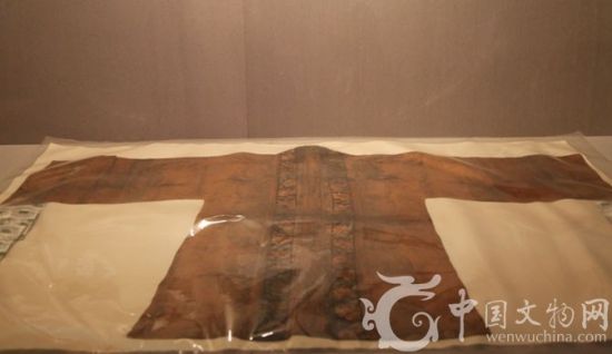 丝绸之路文物——烟色梅花罗绣彩花边单衣，此为南宋文物，1975年南宋黄昇墓出土，现由福建博物院收藏。