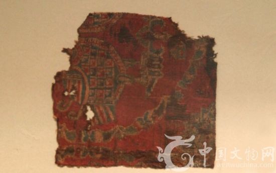 丝绸之路文物——红地对鸟纹锦，此为唐朝文物，现由中国丝绸博物馆收藏。