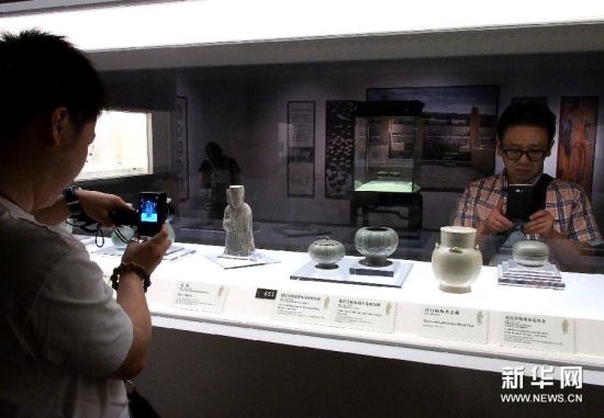 6月7日，游客在考古展上参观出土文物。