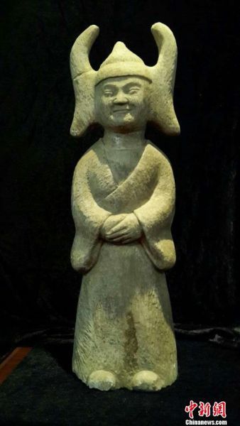 9日在珠海盛宝博物馆展出的东汉镇墓俑，图为一座70厘米高的男俑，文物专家温玉成认为，男俑是“西南少数民族‘酋长’之偶像。”　冒韪　摄