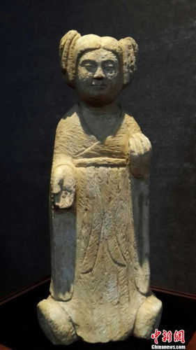9日在珠海盛宝博物馆展出的东汉镇墓俑，图为一座70厘米高的女俑 冒韪 摄