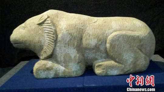 9日在珠海盛宝博物馆展出的东汉镇墓兽　冒韪　摄