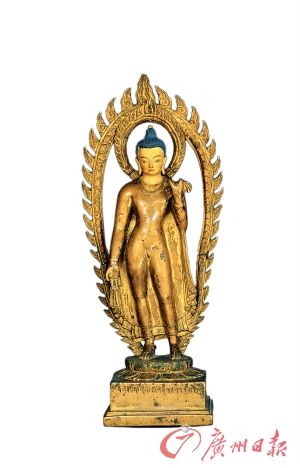 释迦牟尼立像 尼泊尔（9~10世纪） 高38.8cm 铜鎏金、冷金、彩绘、镌梵文题记