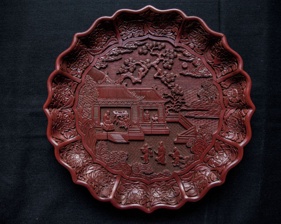 大英博物馆展出中国明代古董，图为展览中一个漆盘