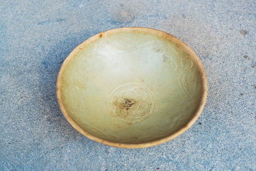 青釉刻印花瓷碗