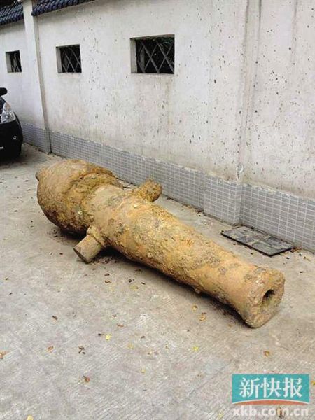 ■这门铁铸大炮筒就被放在西村水厂路的路边。 新快报记者 陈海生/摄