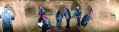 考古人员在石鼓山M4壁面开展工作。 资料照片