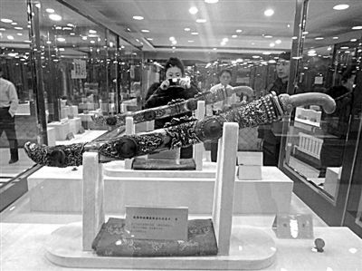 程红的博物馆里陈列的乾隆宝刀，据称价值1.2亿元。