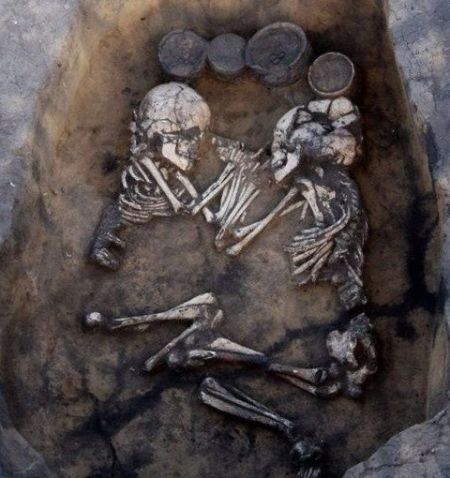 3500年前青铜时代的“情侣墓”