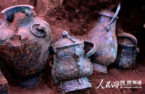 2012年6月22日，陕西省宝鸡市石鼓山石嘴头村一西周贵族墓葬出土青铜器
