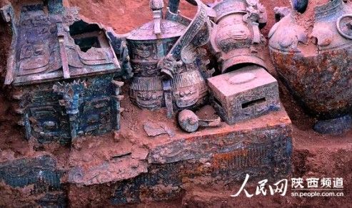 2012年6月22日，陕西省宝鸡市石鼓山石嘴头村一西周贵族墓葬出土青铜器