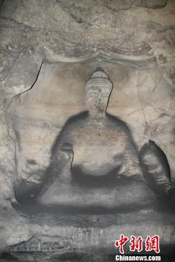 图为石像被覆盖一层厚厚的煤灰。 刘洋 摄