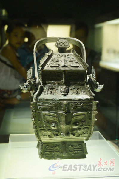 正在上博中国古代青铜馆展出的“商代晚期小臣X方卣”。