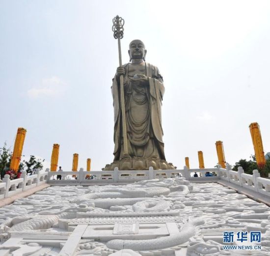 这是8月31日在位于安徽池州的九华山拍摄的99米地藏菩萨露天圣像。