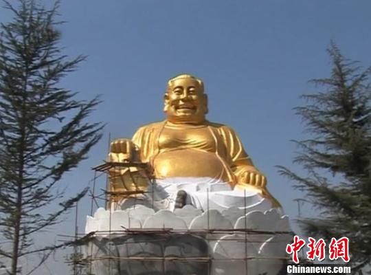 大背头雕像建造之初曾被传酷似“弥勒佛”而引发争议。米凌子　摄