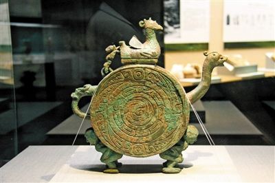 104组山西出土周代文物在省博物馆展出，图为西周鸟盖人足盉。