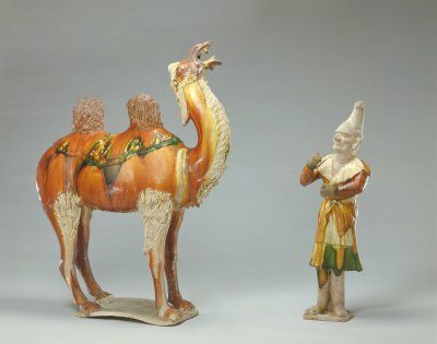 图2  唐三彩胡人牵骆驼俑  骆驼高70厘米 胡人高68厘米 北京故宫博物院藏