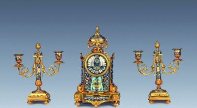 铜鎏金镶珐琅壁炉钟烛台三件套，巴黎著名钟表制造商出品，约造于1860年，十分罕见。