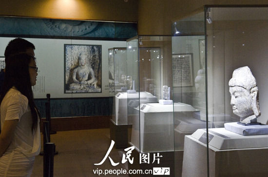 2013年4月27日，河南洛阳，游客在龙门博物馆参观流失海外回归的佛雕文物。