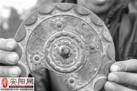 图为发现的西汉“家常富贵”四乳铭文铜镜。