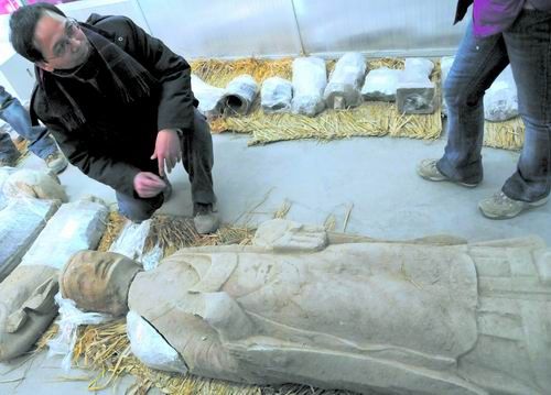 1月26日，在甘肃省泾川县博物馆内，甘肃省文物考古研究所副研究员张俊民在介绍一尊新出土的石刻佛像。