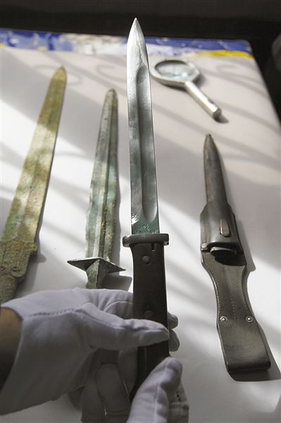 2000多年前的战国铜剑和二战时期的德国钢刀