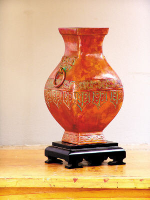 昆明市斑铜厂“凤纹方壶”。