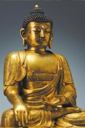 释迦牟尼佛坐像清康熙高33.5厘米重8715克黄铜鎏金镶嵌东珠  　　成分锑：0.8锡：5.1银：0锌：14.2铜：73.8铁：0.5铅：5.6