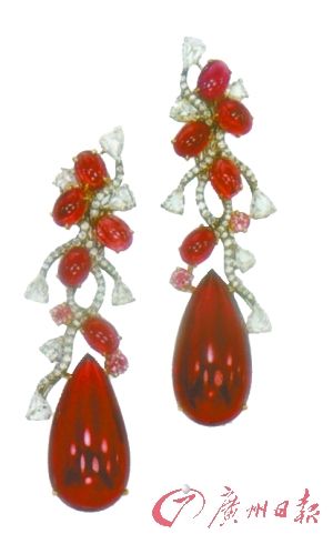 同色系的碧玺常被拿来充当红宝石，图为红碧玺钻石耳坠。