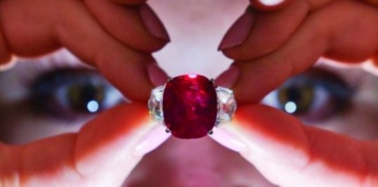 一颗25.59克拉红宝石拍出创纪录3000万美元