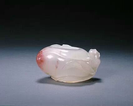 玛瑙桃形小水丞 高3.5cm，口径2.4－3.2cm，清宫旧藏。