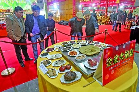 昨日，国际会展中心，“金盆火锅宴”引来市民围观。 记者 唐浩 摄