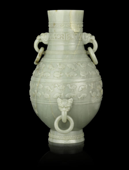 乾隆年间的玉瓶，估价1,500,000 - 1,900,000美元。