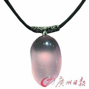 广州市面的天然水晶首饰价格昂贵。