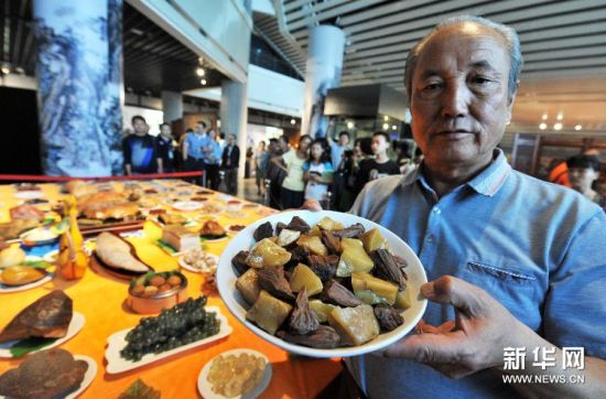 11月1日，白宝玉老人在展示戈壁石“土豆炒牛肉”。