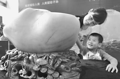 价值亿元和田玉籽料王展出 重90公斤