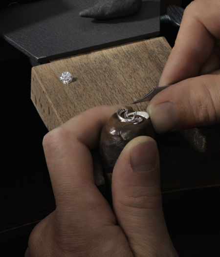 传承逾 125 年的卓越钻石经验，戴比尔斯精心甄选出每一颗美钻，手工打磨 ARIA 珠宝上的每一个金属裙摆