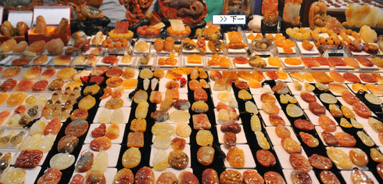 7月10日，客商在2014中国昆明泛亚石博览会上展示黄龙玉制品。资料图