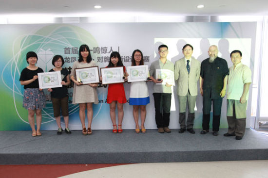 蒋喜先生作为活动主办方代表(右一)与获奖学生合影留念。