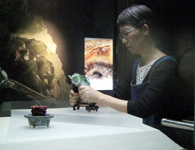 台北故宫文物赴日展出，文物运送过程曝光，最特别的是工作人员没戴手套就拿取翠玉白菜，为的就是“止滑”。来源 台湾“中央社”
