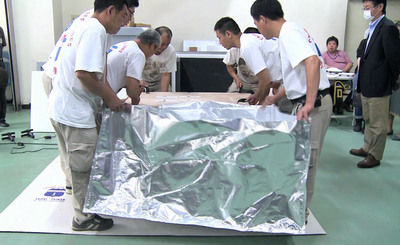 台北故宫文物赴日展出，装置文物的外箱最后还套上防潮铝箔包，并进行封口抽真空作业，防止文物受潮。来源 台湾“中央社”