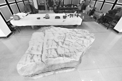武汉天人合一奇石博物馆的镇馆之宝，一块3.5吨重的藏瓷石。记者彭年 摄