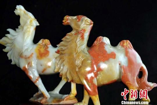 新疆鄯善县七克台镇出产彩玉雕刻的“唐三彩”。　戴敬峰　摄
