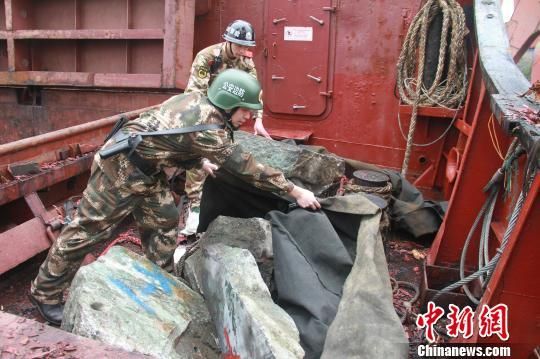 图为边检官兵在船舱中发现玉石。 宁波边检站 摄