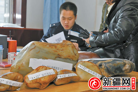 1月2日，民警在清点查获的被盗玉石。（本报记者刘志龙摄） 